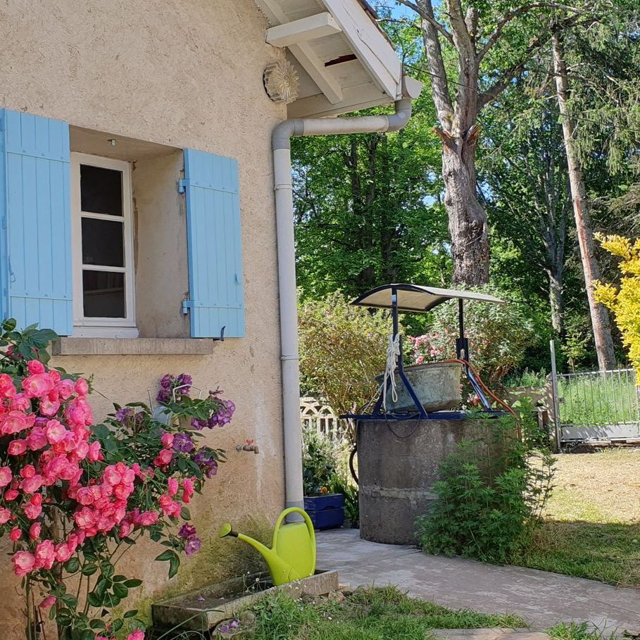 Une salle de bain avec un lavabo et un panier à linge
