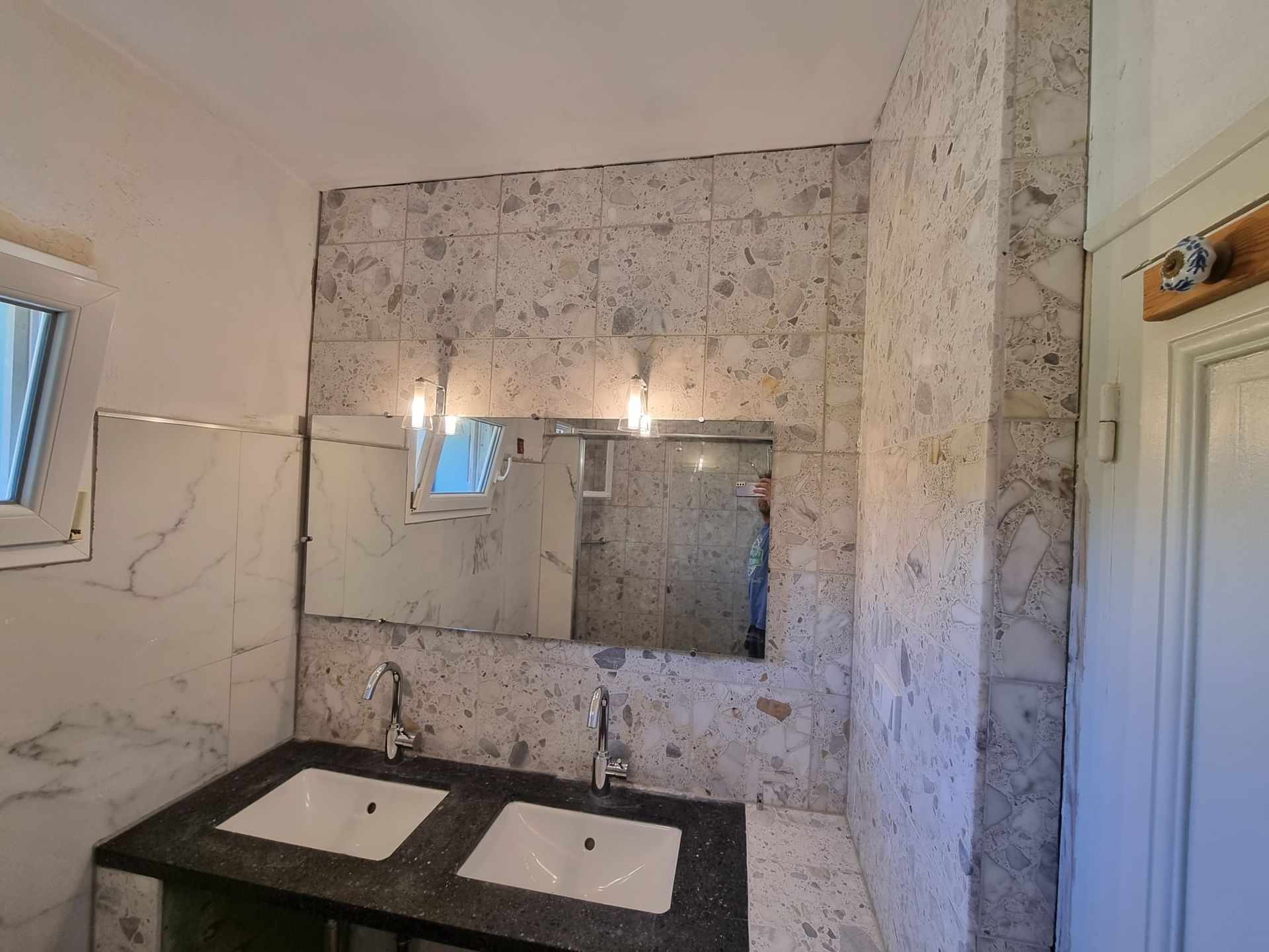 Une salle de bain avec un rideau de douche blanc et une baignoire