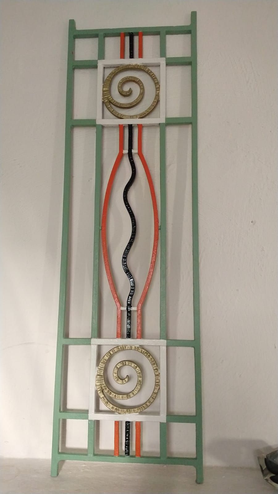 Une échelle verte avec un motif en spirale dessus