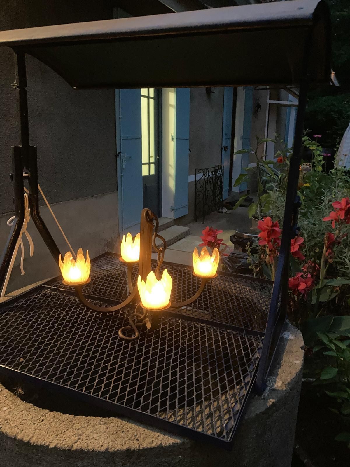 Un lustre avec des bougies suspendues dans un puits