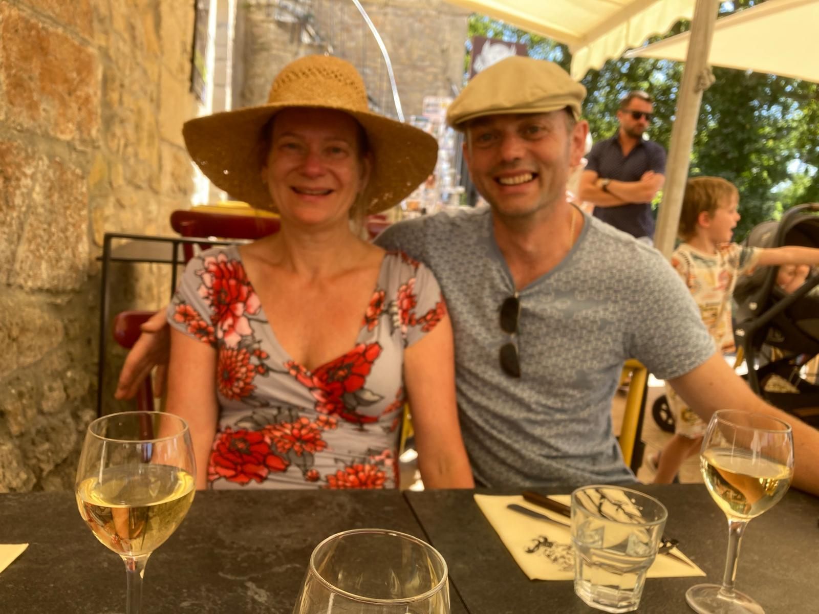 Een man en een vrouw poseren voor een op een terras