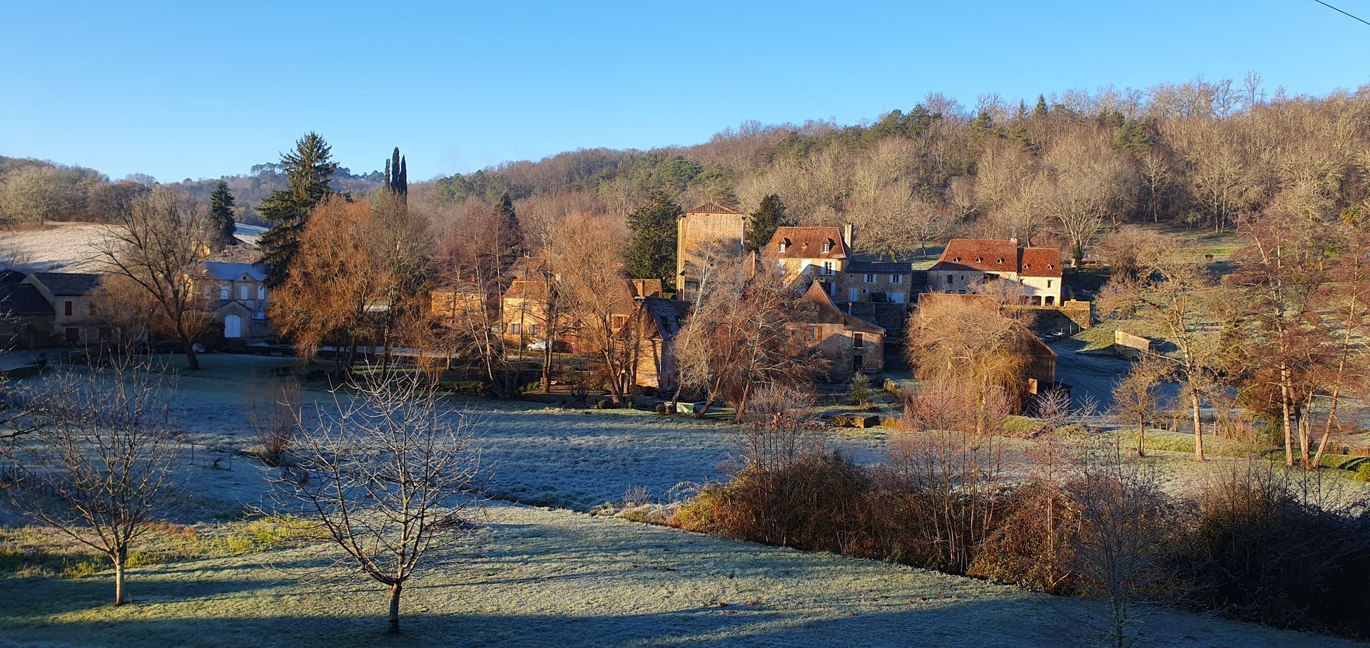 Een winters landschap met een dorpje en bomen