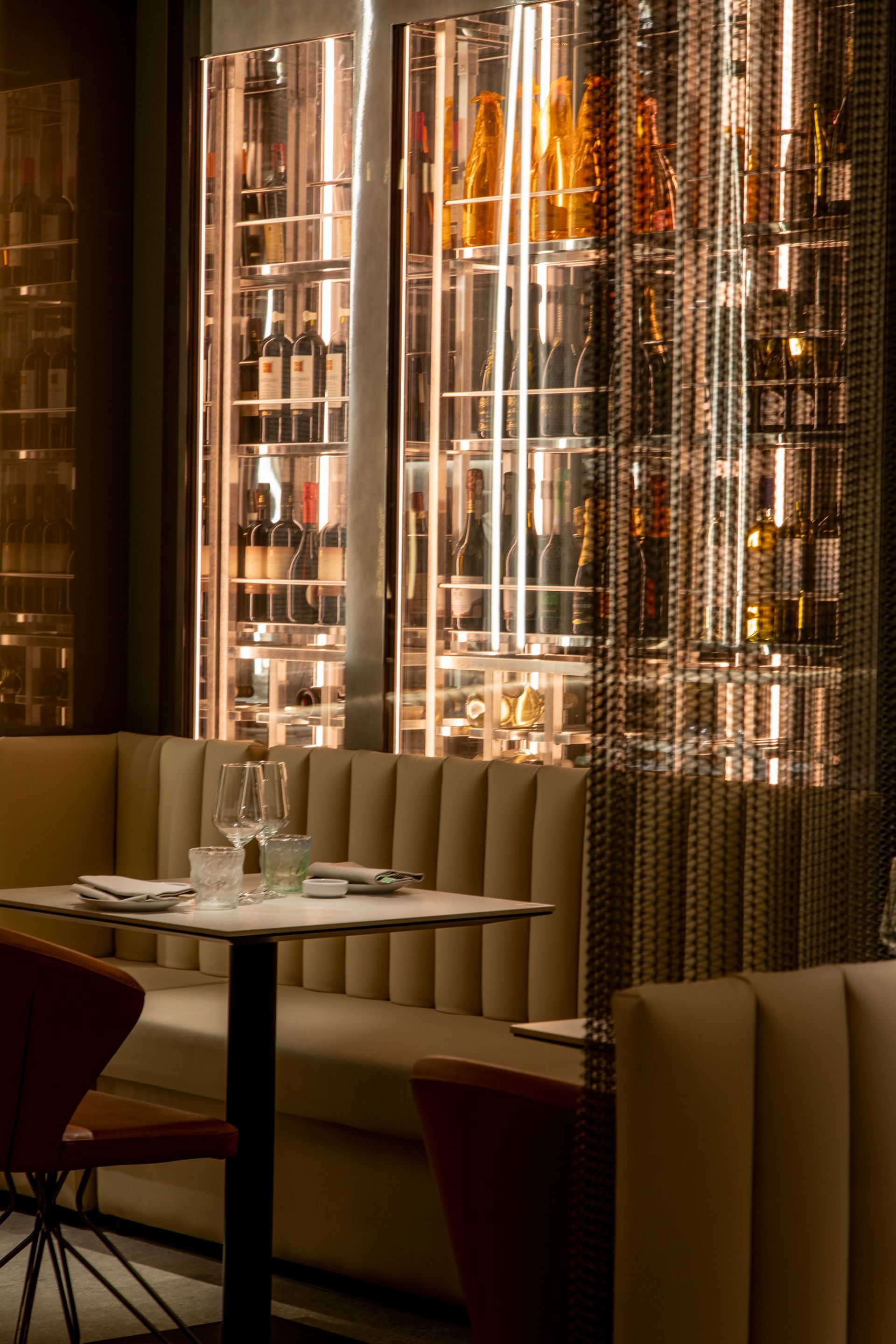 Un accogliente divanetto in un ristorante