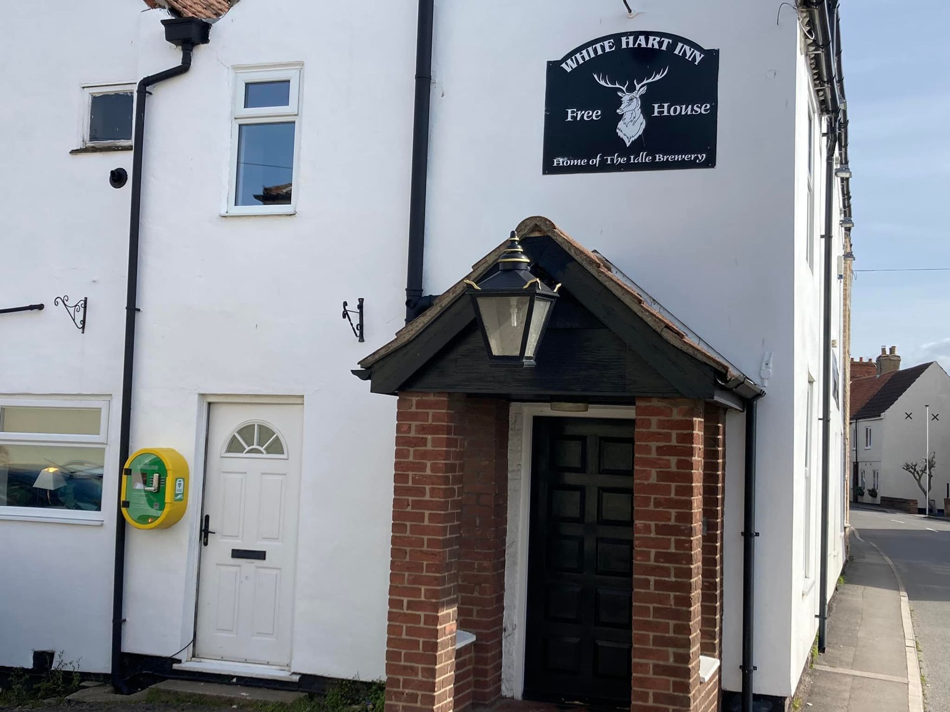 Defibrillator at White Hart West Stockwith