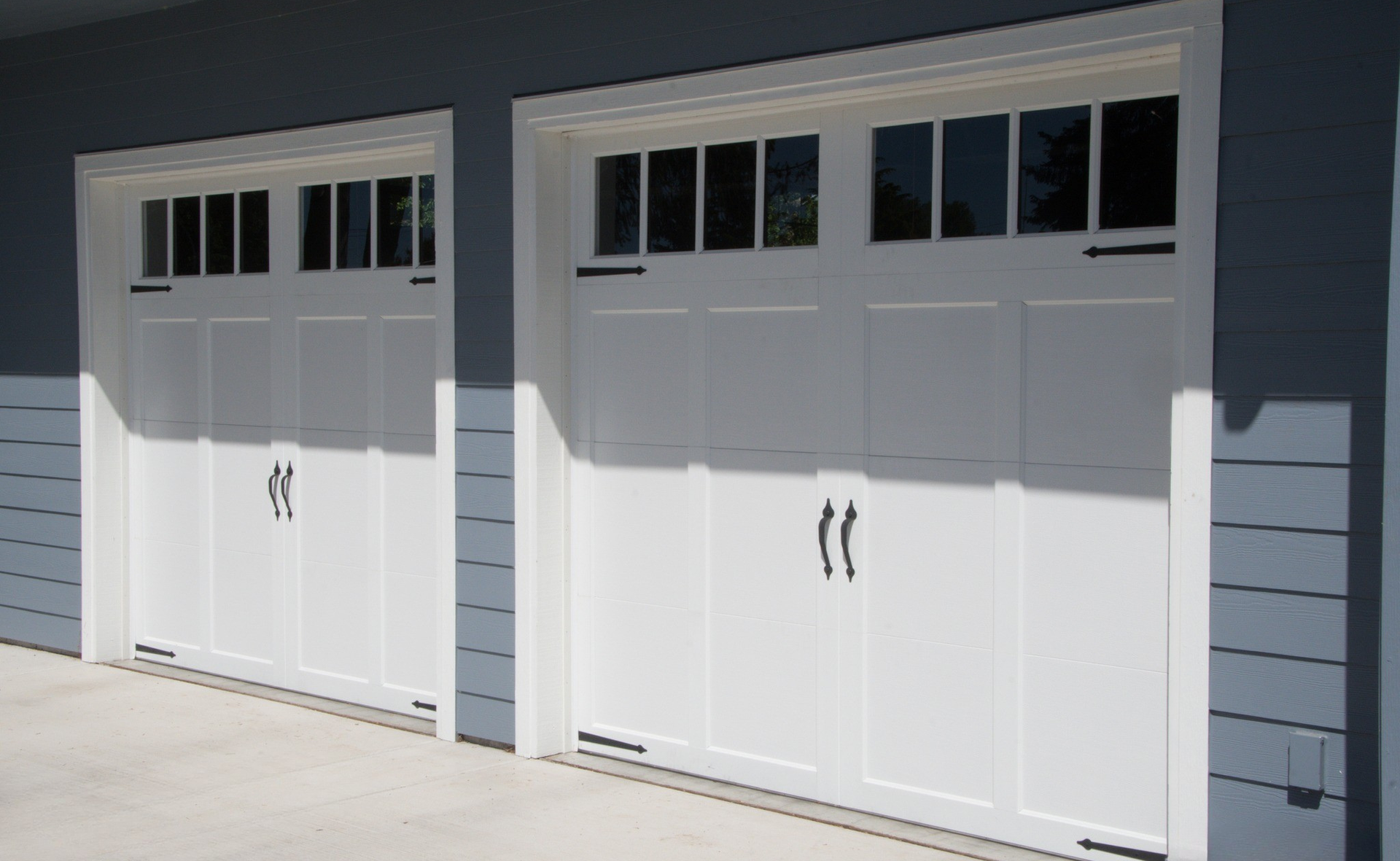 Carriage style steel garage doors with decorative hardware by Garage Tech serving Lynnwood, WA