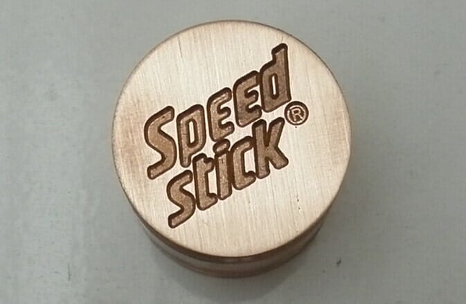 Tapón desodorante Speed ​​Stick con logo grabado, color bronce.