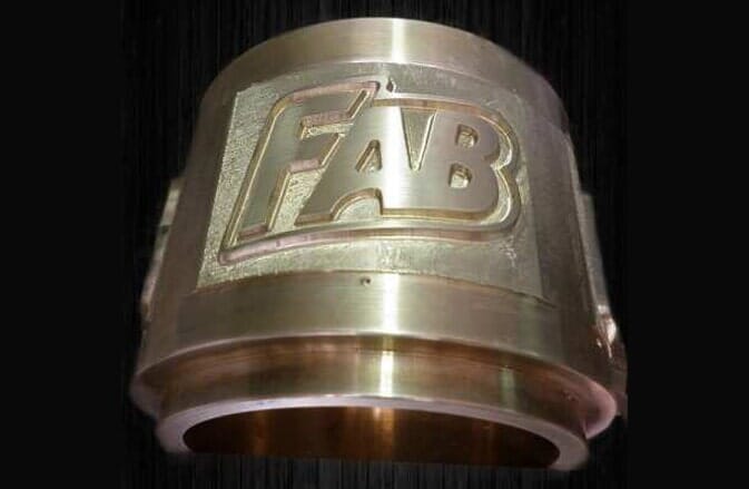 Anillo de bronce grabado con las letras 