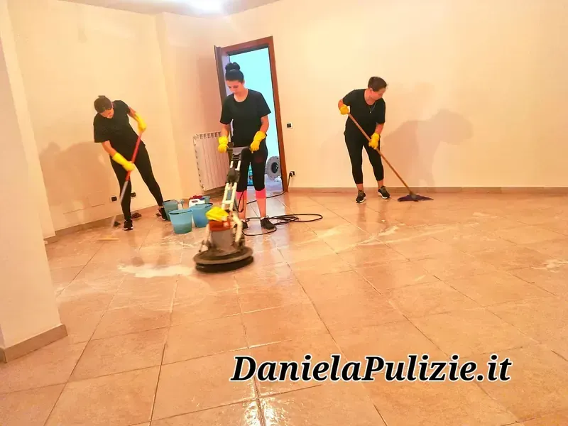 Ambiente interno rifinito durante un intervento di pulizia professionale