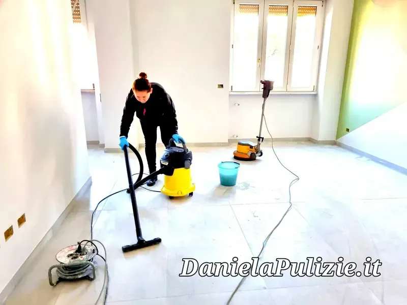 Ambiente interno rifinito durante un intervento di pulizia professionale