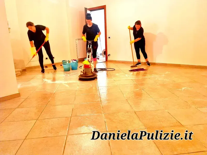 Ambiente interno rifinito durante un intervento di pulizia professionale