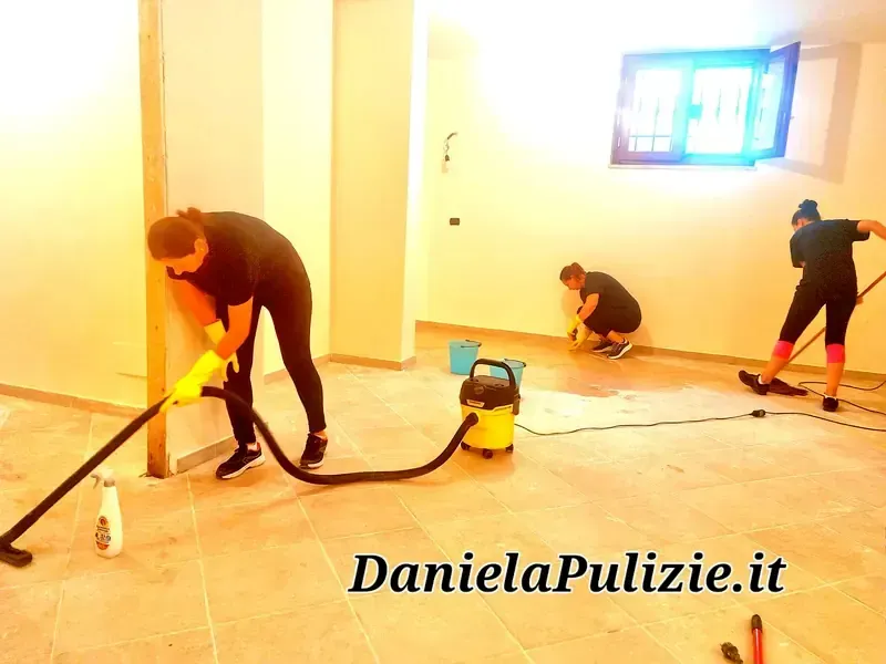 Ambiente interno rifinito durante un intervento di pulizia professionale