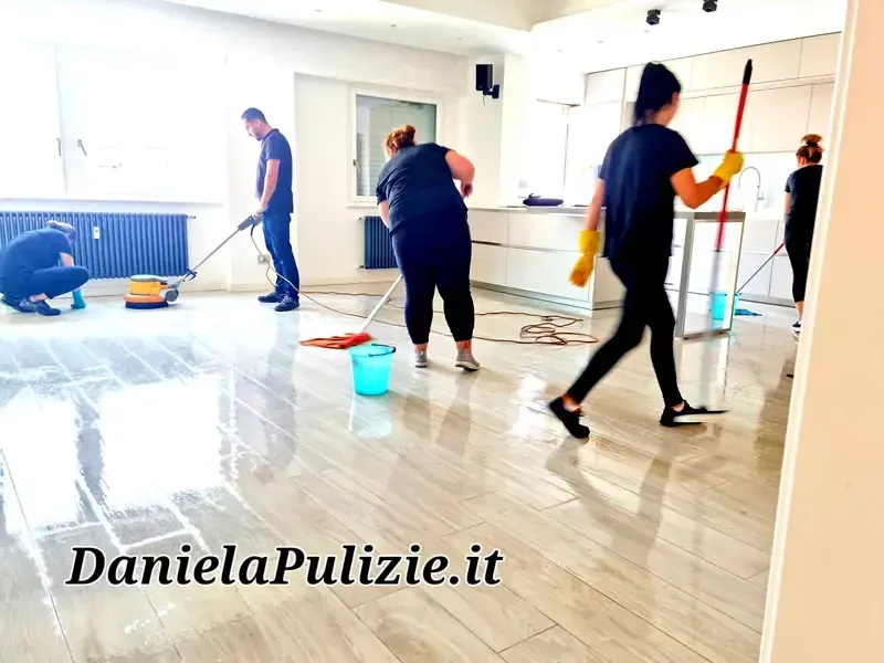 Ambiente interno rifinito durante un intervento di pulizia professionale