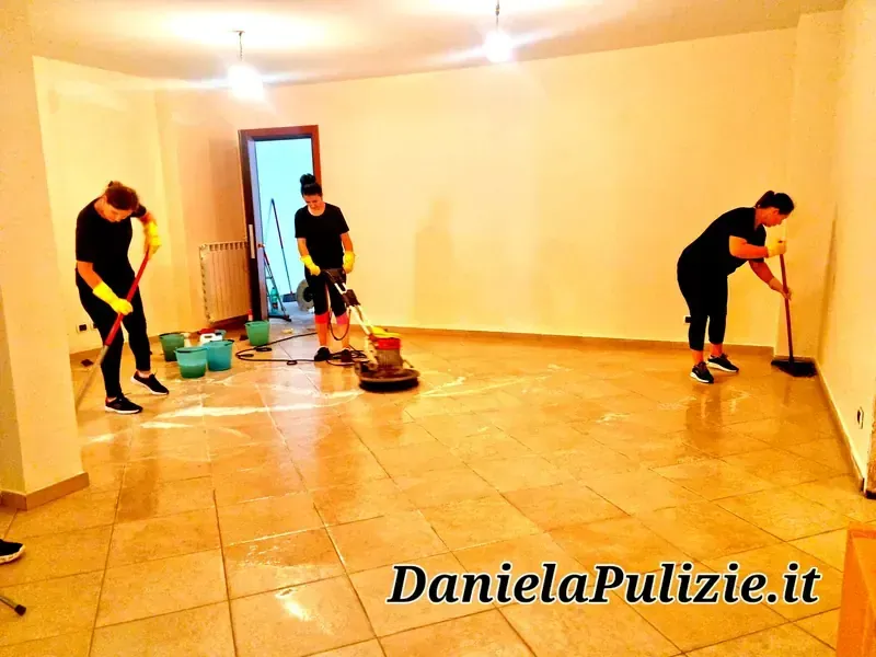 Ambiente interno rifinito durante un intervento di pulizia professionale