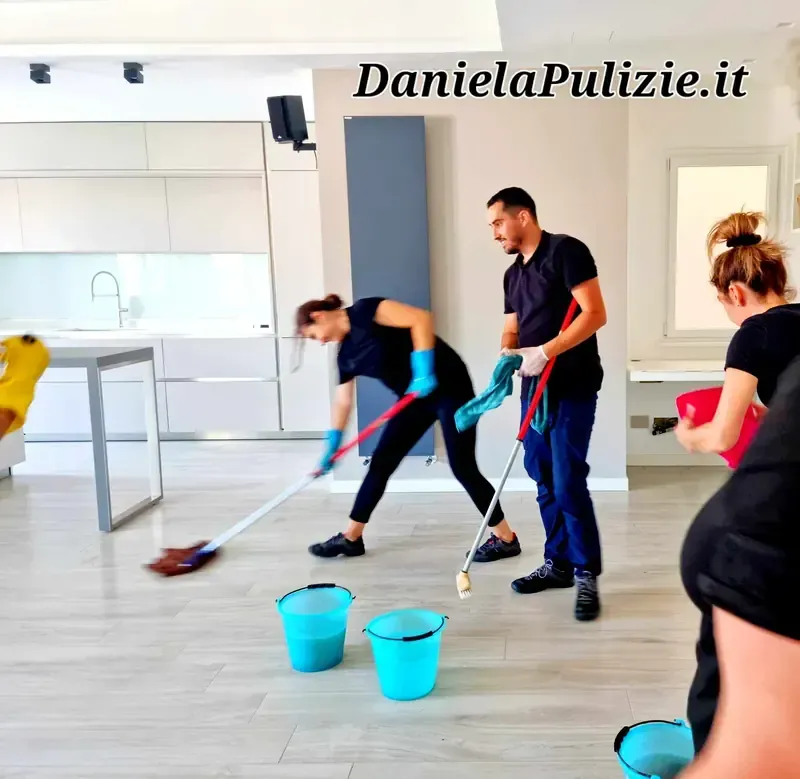 Ambiente interno rifinito durante un intervento di pulizia professionale