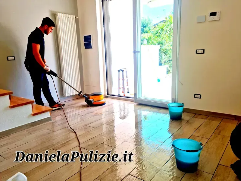 Ambiente interno rifinito durante un intervento di pulizia professionale