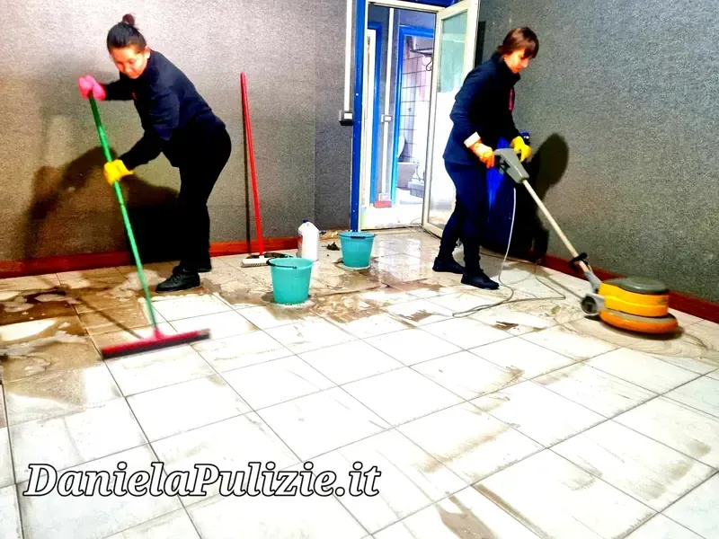 Ambiente interno rifinito durante un intervento di pulizia professionale