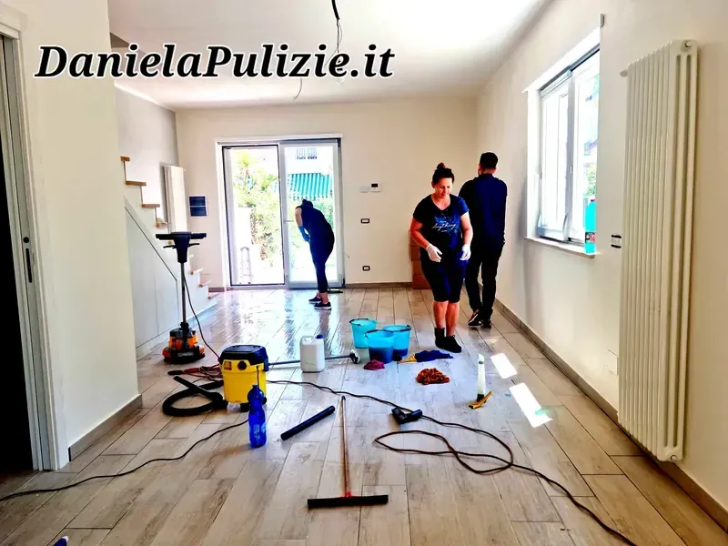 Ambiente interno rifinito durante un intervento di pulizia professionale