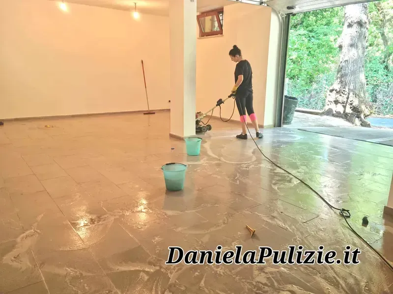 Ambiente interno rifinito durante un intervento di pulizia professionale
