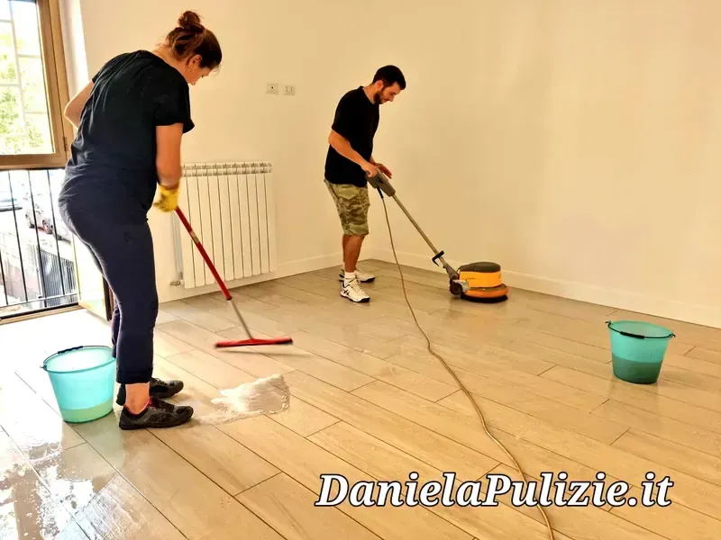 Ambiente interno rifinito durante un intervento di pulizia professionale