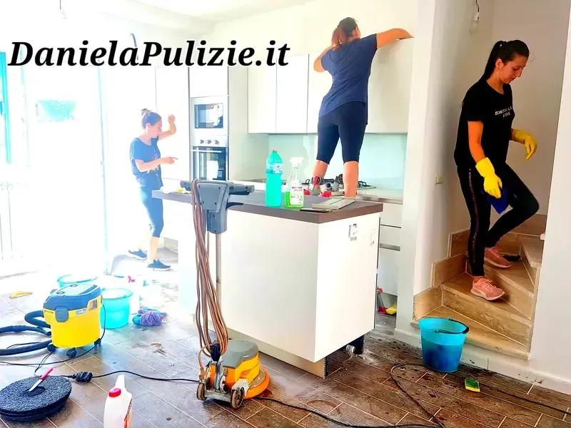 Ambiente interno rifinito durante un intervento di pulizia professionale