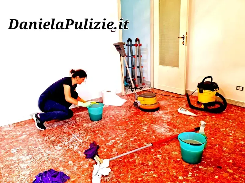 Ambiente interno rifinito durante un intervento di pulizia professionale