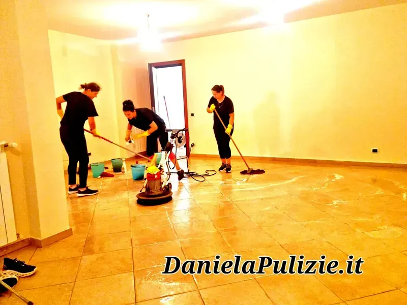 Ambiente interno rifinito durante un intervento di pulizia professionale