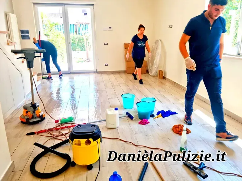 Ambiente interno rifinito durante un intervento di pulizia professionale