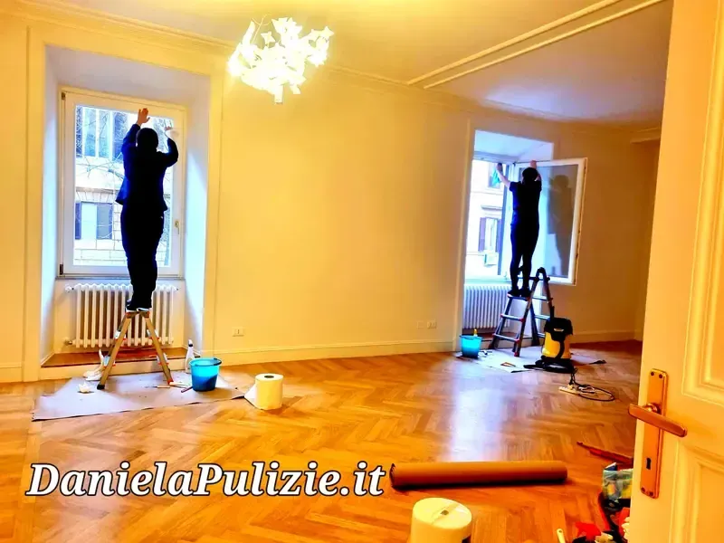Ambiente interno rifinito durante un intervento di pulizia professionale