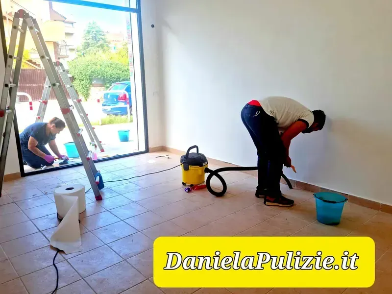 Ambiente interno rifinito durante un intervento di pulizia professionale