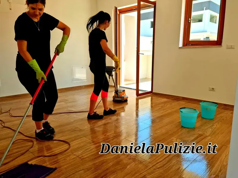 Ambiente interno rifinito durante un intervento di pulizia professionale