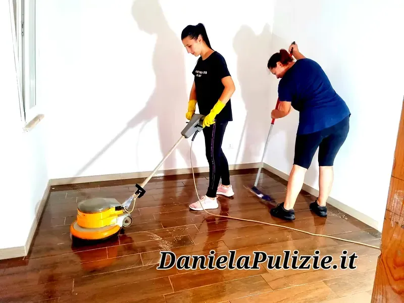 Ambiente interno rifinito durante un intervento di pulizia professionale