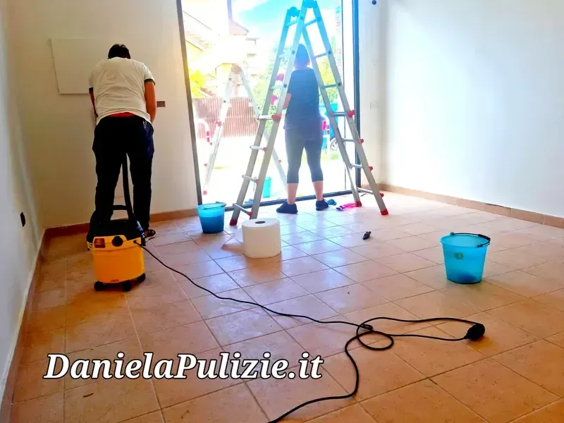 Ambiente interno rifinito durante un intervento di pulizia professionale