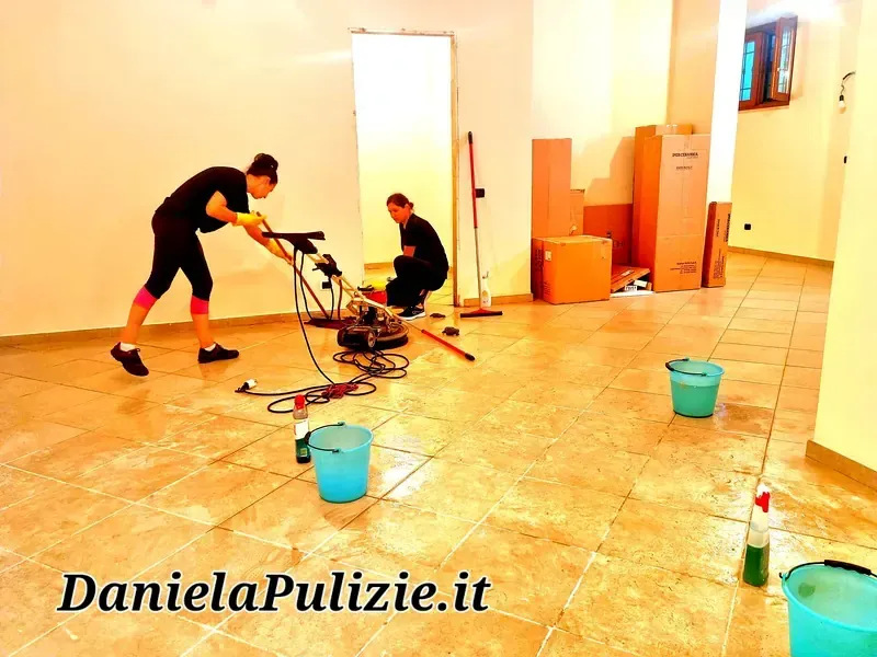Ambiente interno rifinito durante un intervento di pulizia professionale