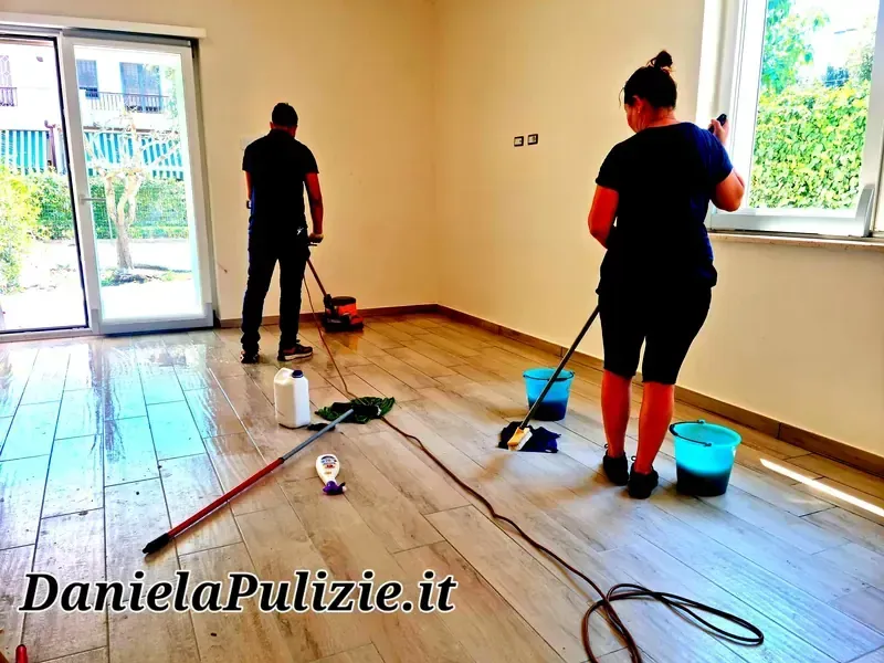 Ambiente interno rifinito durante un intervento di pulizia professionale