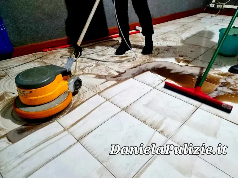 Ambiente interno rifinito durante un intervento di pulizia professionale