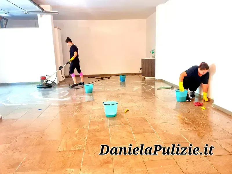 Ambiente interno rifinito durante un intervento di pulizia professionale