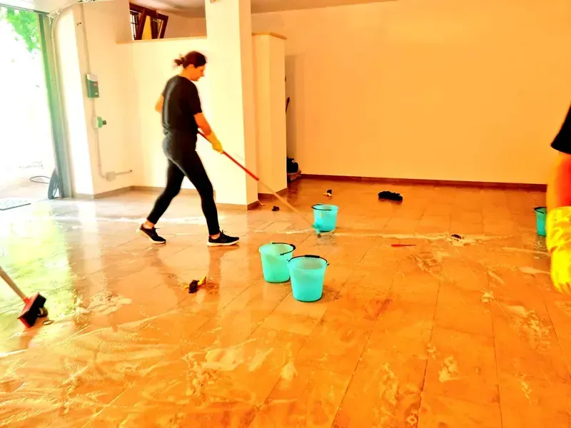 Ambiente interno rifinito durante un intervento di pulizia professionale