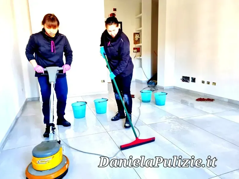 Ambiente interno rifinito durante un intervento di pulizia professionale