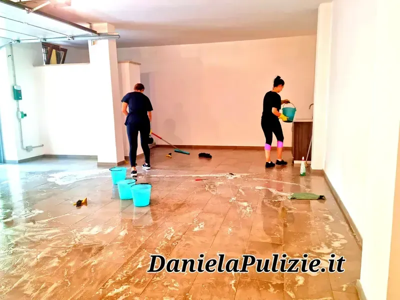 Ambiente interno rifinito durante un intervento di pulizia professionale