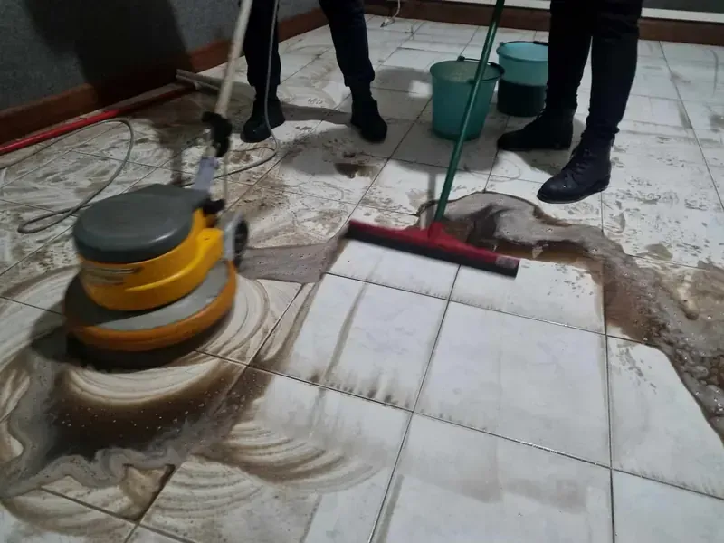 Ambiente interno rifinito durante un intervento di pulizia professionale