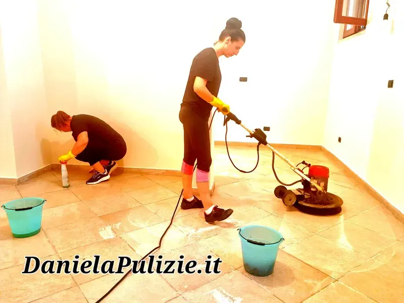 Ambiente interno rifinito durante un intervento di pulizia professionale