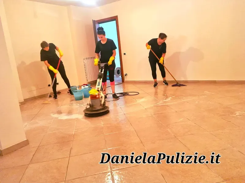 Ambiente interno rifinito durante un intervento di pulizia professionale