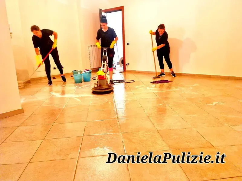 Ambiente interno rifinito durante un intervento di pulizia professionale