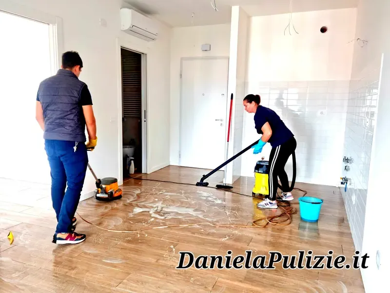 Ambiente interno rifinito durante un intervento di pulizia professionale