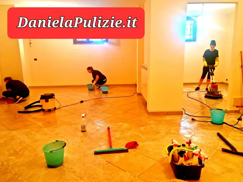 Ambiente interno rifinito durante un intervento di pulizia professionale