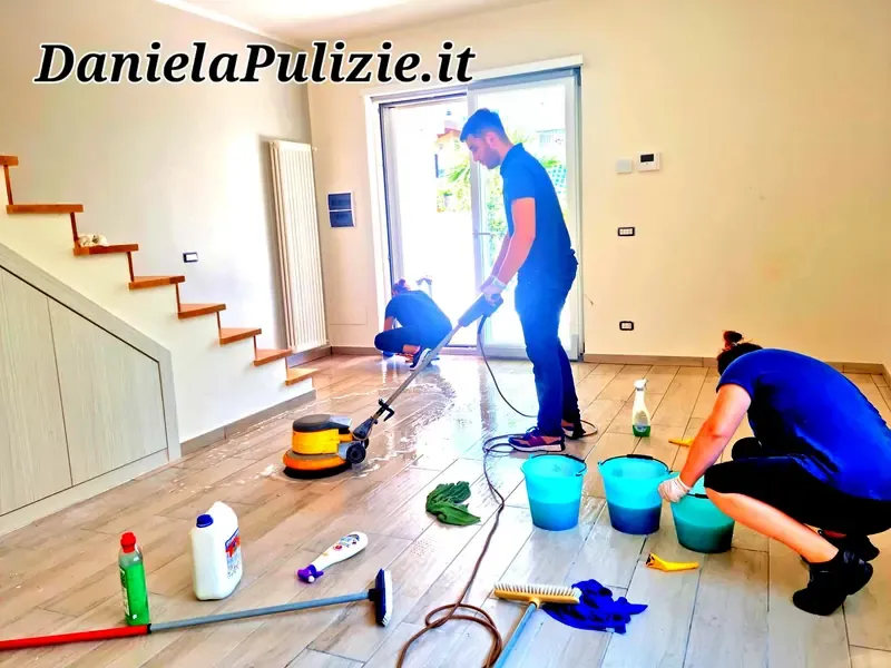 Ambiente interno rifinito durante un intervento di pulizia professionale