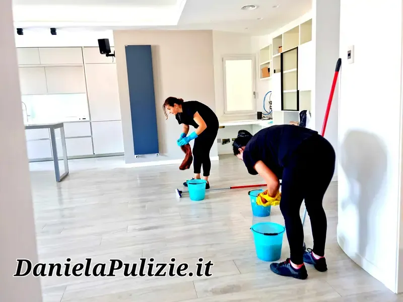 Ambiente interno rifinito durante un intervento di pulizia professionale