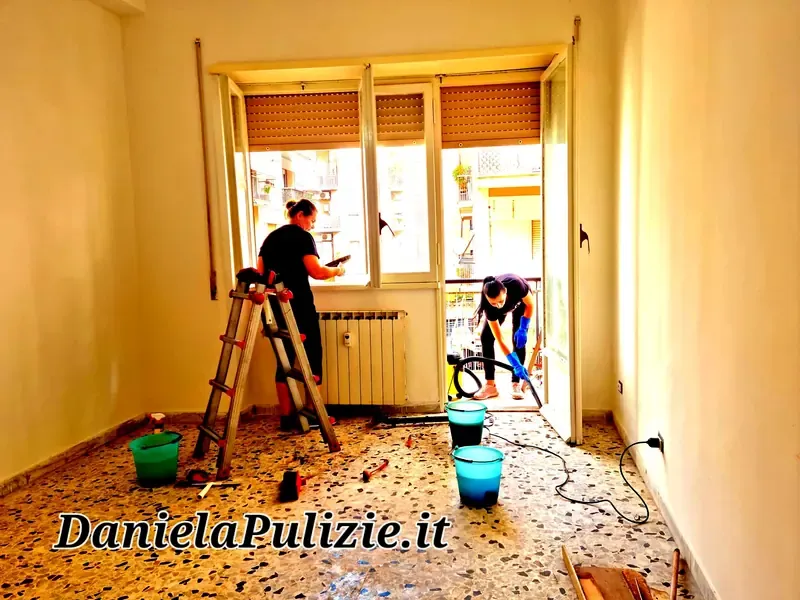 Ambiente interno rifinito durante un intervento di pulizia professionale