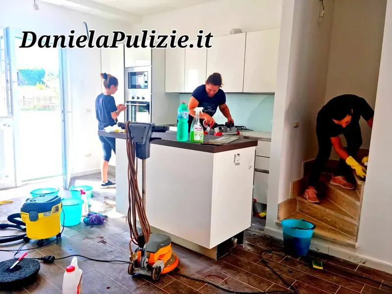 Ambiente interno rifinito durante un intervento di pulizia professionale
