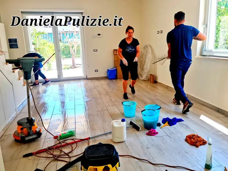 Ambiente interno rifinito durante un intervento di pulizia professionale